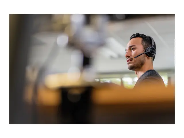 Poly Voyager 4310 - 4300 UC series hodesett on-ear Bluetooth trådl...