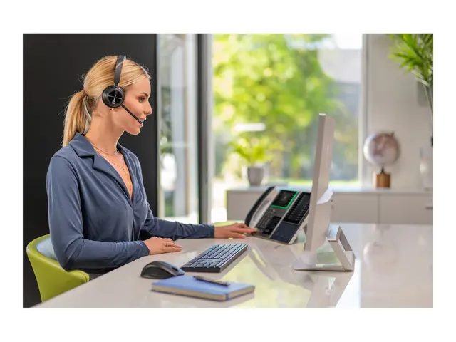 Poly Voyager 4320 - 4300 series hodesett on-ear Bluetooth trådløs,...