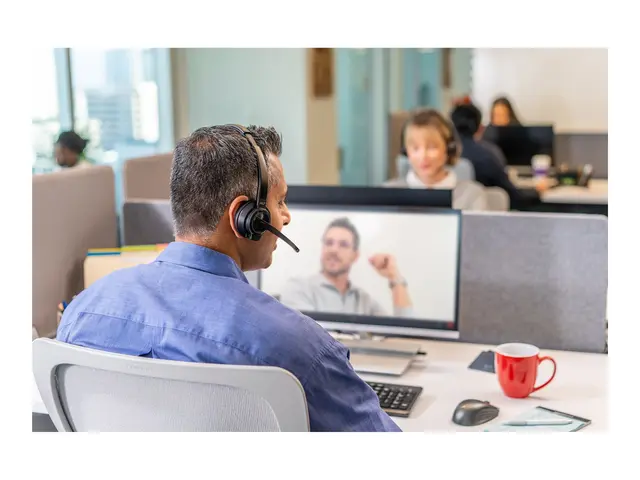 Poly Savi 8210 Office - 8200 series hodesett on-ear DECT / Bluetoo...