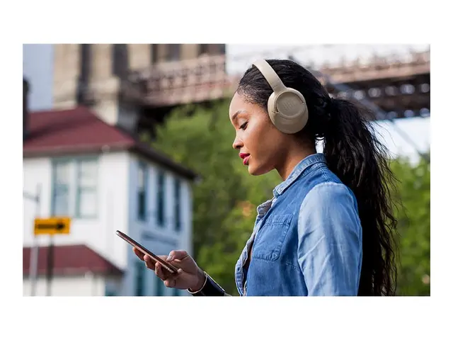 JBL TUNE 730BT - Hodetelefoner med mikrofon full størrelse - Bluetooth - trådløs - beige 