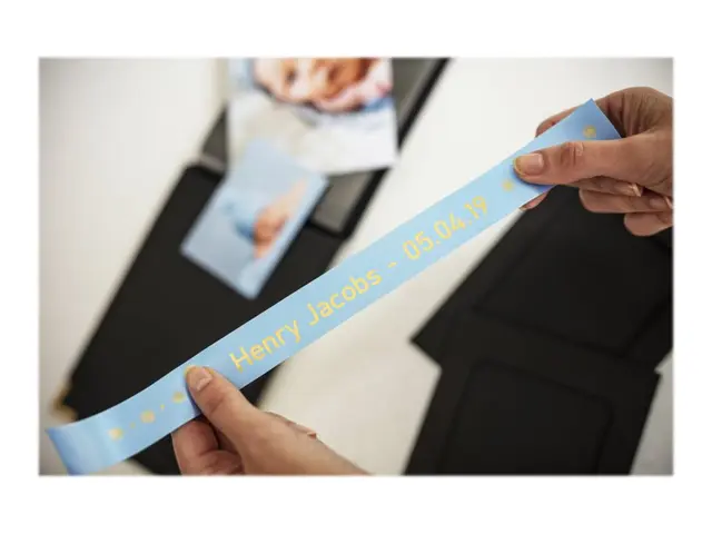 Brother TZe-RL54 - Sateng - gull på lyseblå - Rull (2,4 cm x 4 m) ...