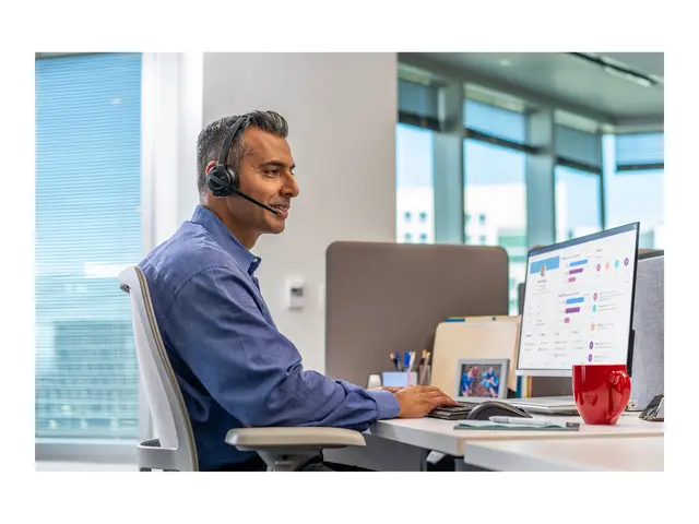 Poly Savi 8210-M Office - 8200 series hodesett on-ear DECT / Bluet...
