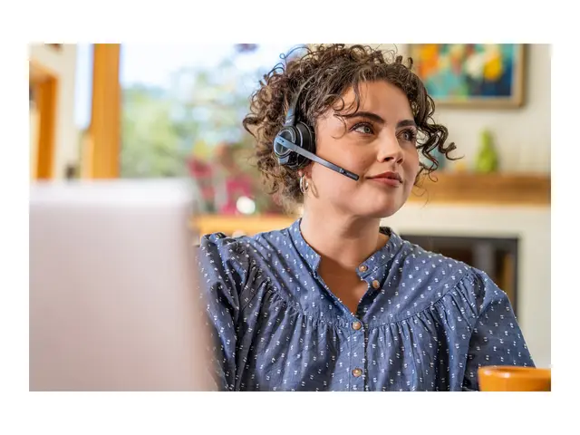 Poly Savi 8210-M Office - 8200 series hodesett on-ear DECT / Bluet...