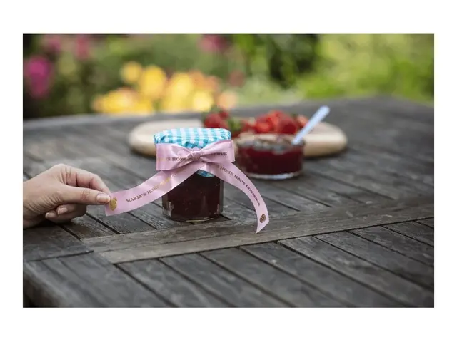 Brother TZe-RE54 - Sateng gull på rosa Rull (2,4 cm x 4 m) 1 kasse...