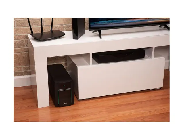 APC Easy UPS BVX Series BVX1600LI - UPS - AC 220-240 V - 900 watt ...