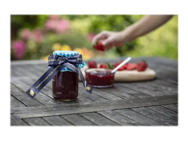 Brother TZe-Rn54 - Sateng gull på marineblå Rull (2,4 cm x 4 m) 1 ...