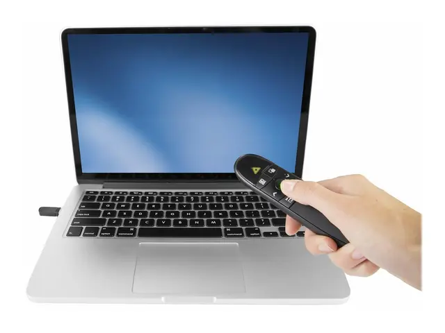 StarTech.com Wireless Presentation Remote with Green Laser Pointer...