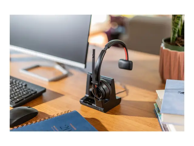 Poly Savi 8210-M Office - 8200 series hodesett on-ear DECT / Bluet...
