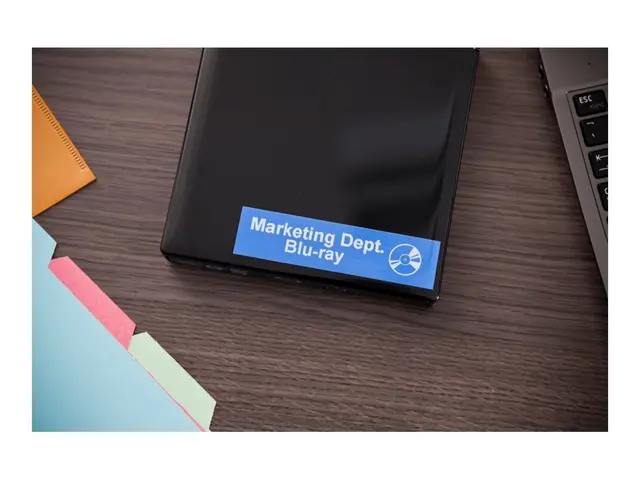 Brother TZe-555 - Hvitt på blått Rull (2,4 cm x 8 m) 1 kassett(er)...