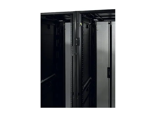 APC - Racktrimmesett - svart - for P/N: AR3106SP, SMX1000C, SMX150...