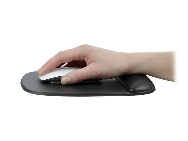 StarTech.com Mouse Pad with Hand rest, 6.7x7.1x 0.8 in (17x18x2cm)...