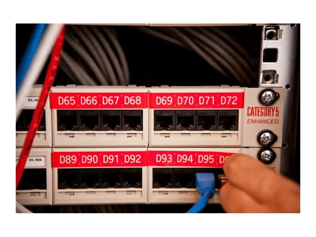 Brother TZe-435 - Hvitt på rødt Rull (1,2 cm x 8 m) 1 kassett(er) ...