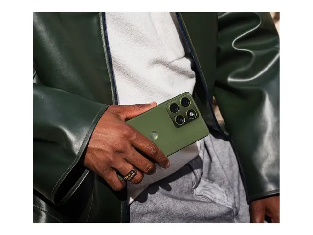 Motorola Edge 70 - Pantone bronsegrønn - 512 GB 