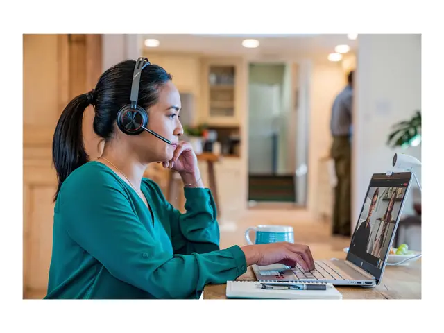 Poly Voyager Focus 2-M - Hodesett on-ear Bluetooth trådløs, kablet...