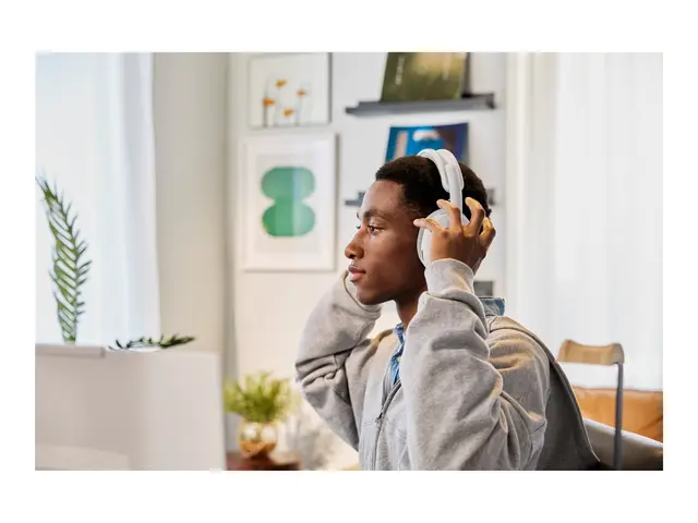 Logitech G G325 - Hodesett - full størrelse Bluetooth / LIGHTSPEED - trådløs - USB-C via Bluetooth-adapter - hvit 